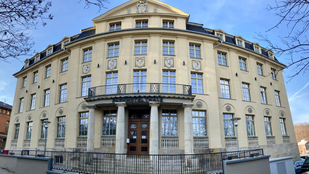 Das ehemalige Hauptverwaltungsgebäude des Eisenhüttenwerks ist zum H24-Parkhotel Thale geworden. Es dürfte der Hauptgrund sein, warum es 2025 mehr Gästebetten in der Stadt gegeben hat.