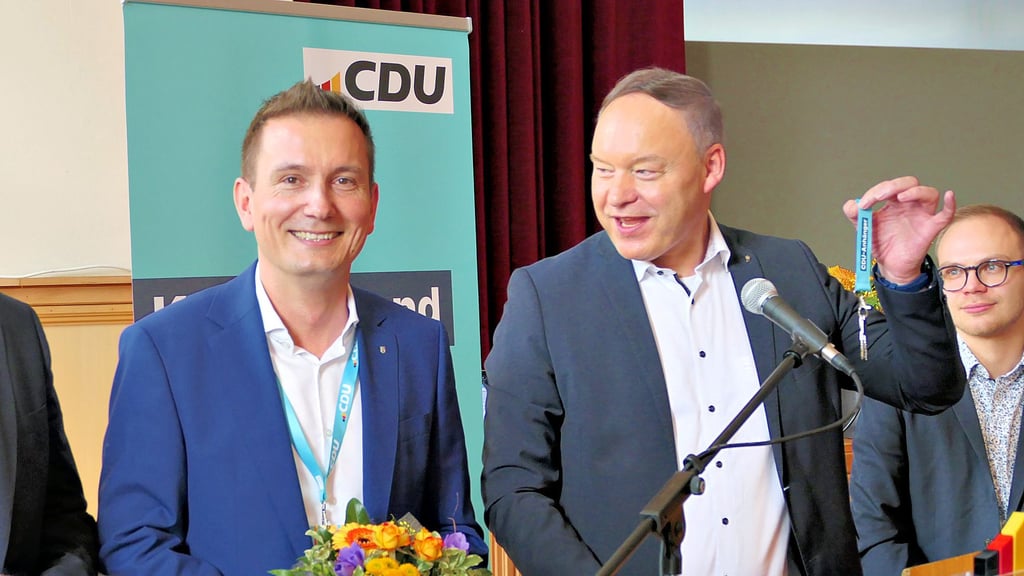 Vorgänger Michael Hayn übergibt  dem neugewählten Sven Czekalla die Schlüssel für die Kreisgeschäftsstelle. 