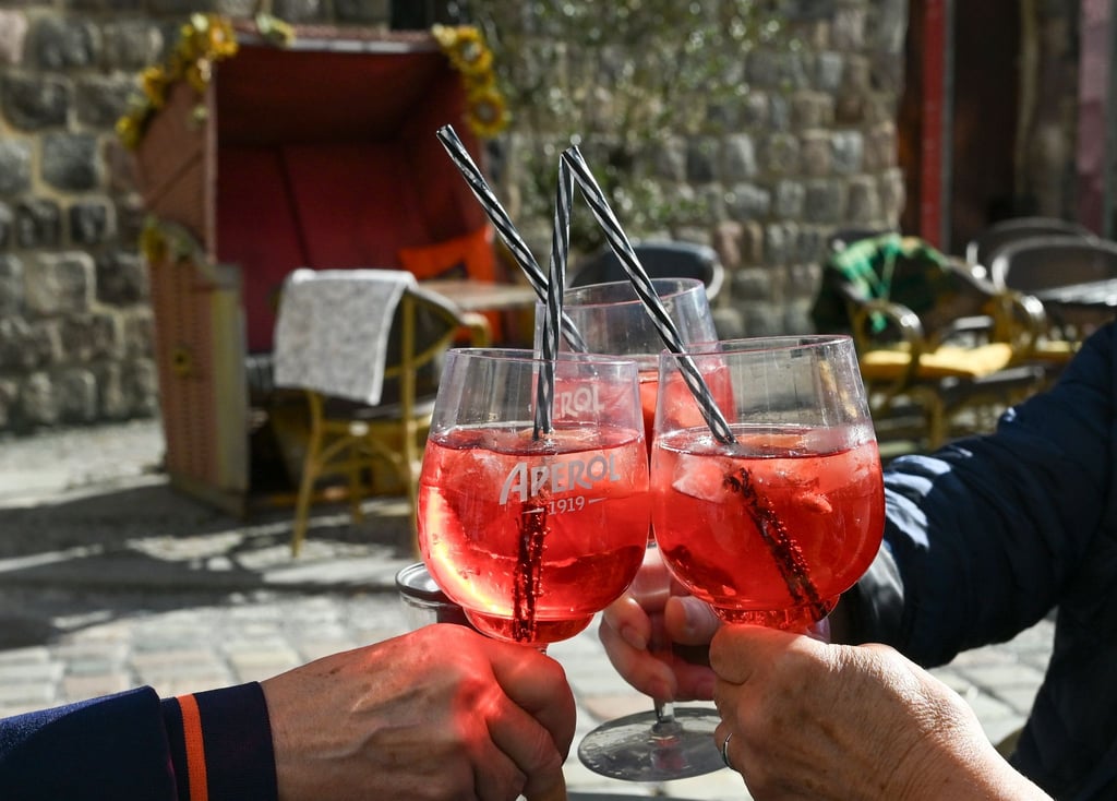 Zeit für das erste Getränk im Sonnenschein: Es wird frühlingshaft in Berlin und Brandenburg.