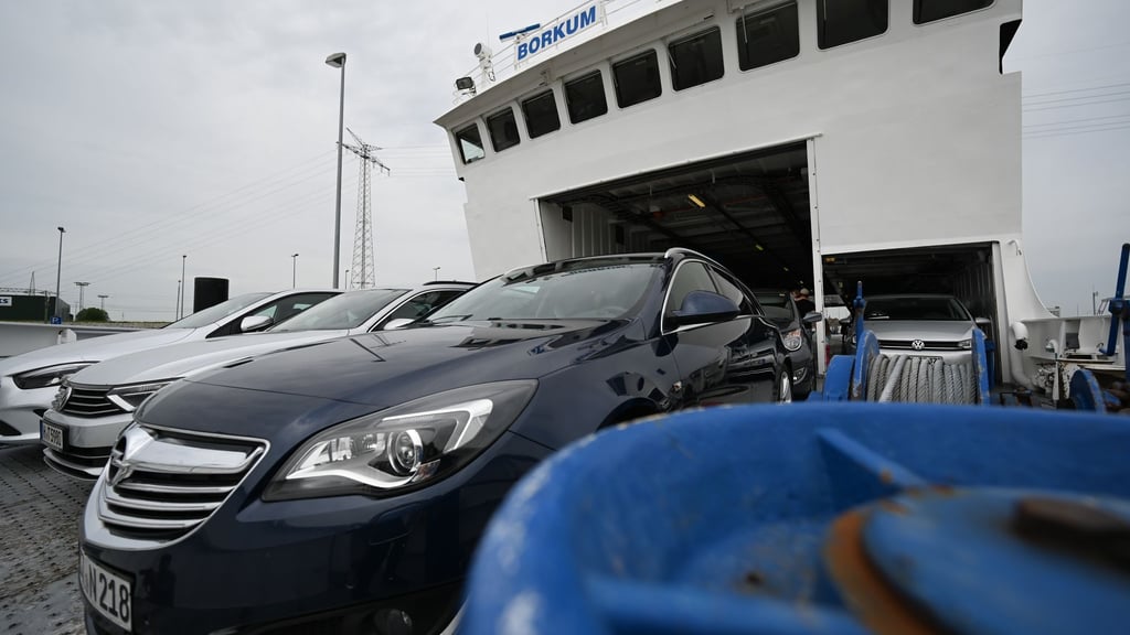 Am Fähranleger nach Borkum ist ein 59-Jähriger mit seinem Auto ins Hafenbecken gefahren. (Symbolbild)