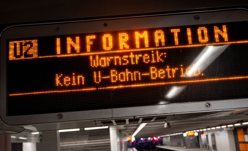 Die am Freitag gestarteten Warnstreiks im Nahverkehr werden am Samstag vielerorts fortgesetzt.