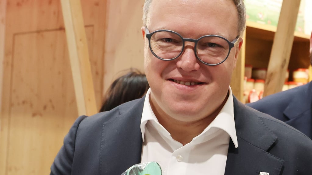 Thüringens Ministerpräsident Mario Voigt (CDU) verschaffte sich bei einem Rundgang auf der „Thüringen-Ausstellung“ einen Überblick.