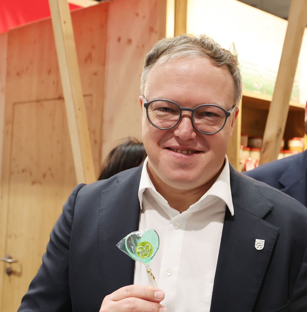 Thüringens Ministerpräsident Mario Voigt (CDU) verschaffte sich bei einem Rundgang auf der „Thüringen-Ausstellung“ einen Überblick.