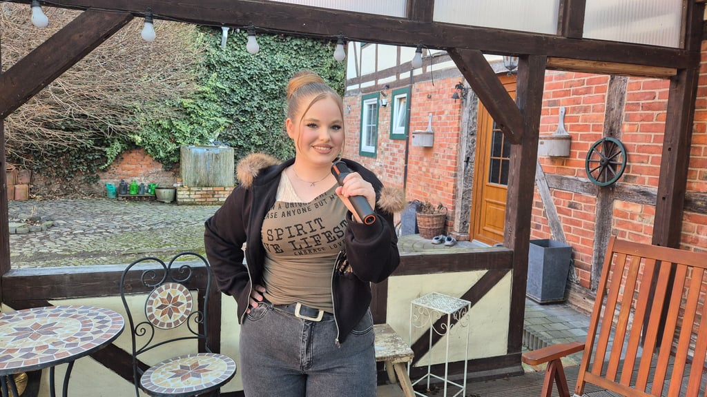Die 14-jährige Maria aus Sachsen-Anhalt hat bei The Voice Kids mit dem Song „Pink Pony Club“ teilgenommen.