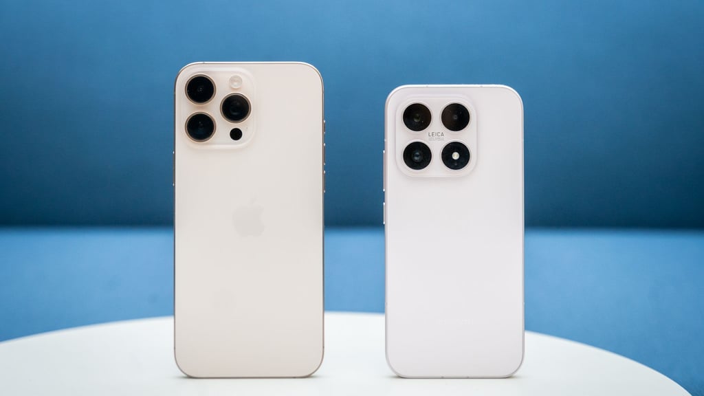 Es sieht aus, fühlt sich an und verhält sich so sehr wie ein iPhone, dass viele auf den ersten Blick keinen Unterschied bemerken würden. Mit seinem neuesten Flaggschiff-Smartphone 17 (rechts) scheint Xiaomi fest entschlossen zu sein, Apple zu übertrumpfen. Zum Vergleich: das iPhone 16 Pro Max (links).