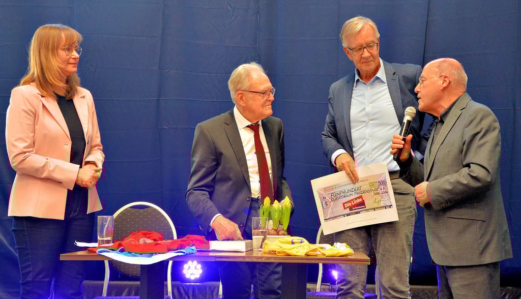 Bei der großen Feier zu Täve Schurs 95. Geburstag waren auch die Bundestagsabgenorneten  Dietmar Bartsch und Gregor Gysi  (beide Die Linke) zu Gast und gratulierten  dem Ex-Radprofi. Sachsen-Anhalts Linken-Fraktionsvorsitzende Eva von Angern moderierte den Nachmittag. 