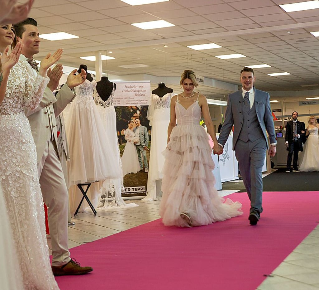 Zu den Modenschauen gab es Hochzeitskleider und -Anzüge zu sehen. 