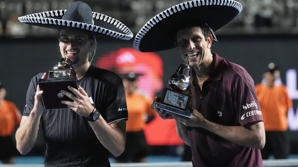 Alexander Zverev bei der Siegerehrung mit Doppel-Partner Marcelo Melo