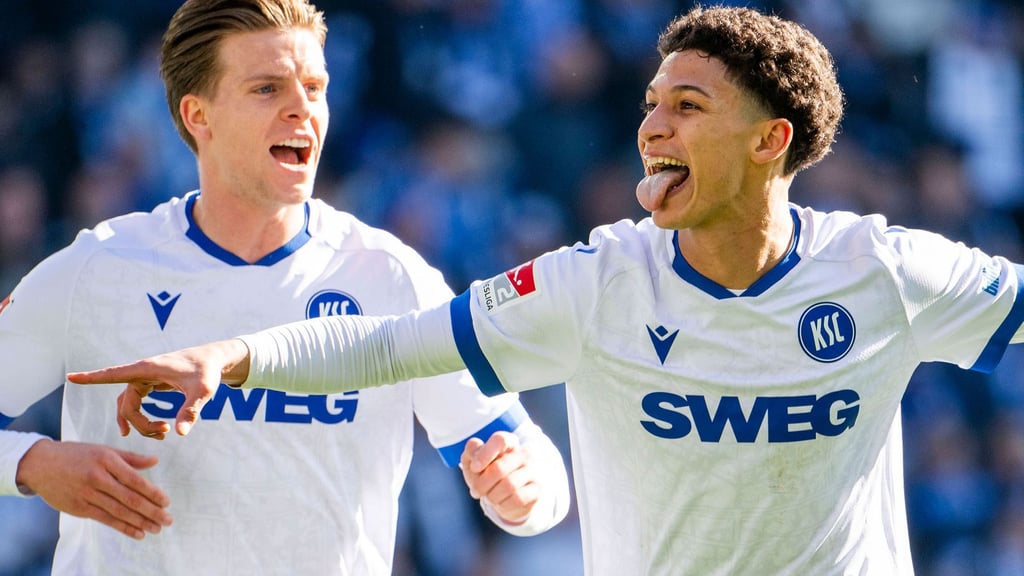 Die Karlsruher Dzenis Burnic (l) und Torschütze Louey Ben Farhat (r) bejubeln das Tor zum 0:1. Auch das 0:2 erzielte er.
