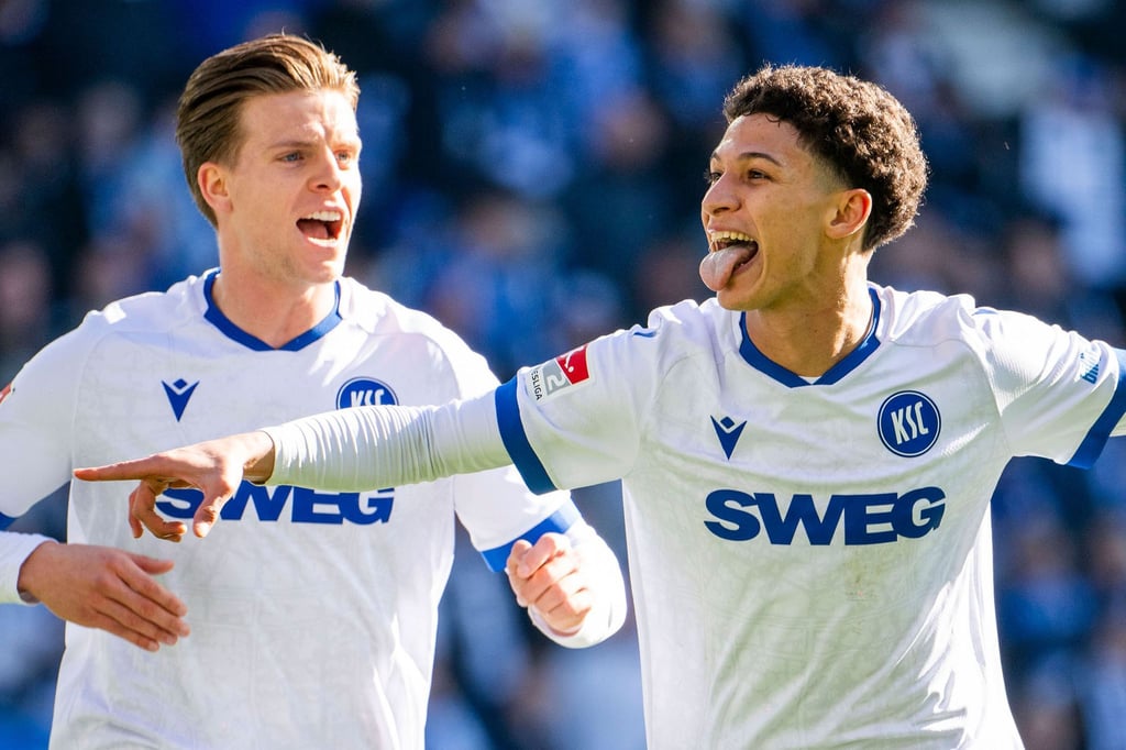 Die Karlsruher Dzenis Burnic (l) und Torschütze Louey Ben Farhat (r) bejubeln das Tor zum 0:1. Auch das 0:2 erzielte er.
