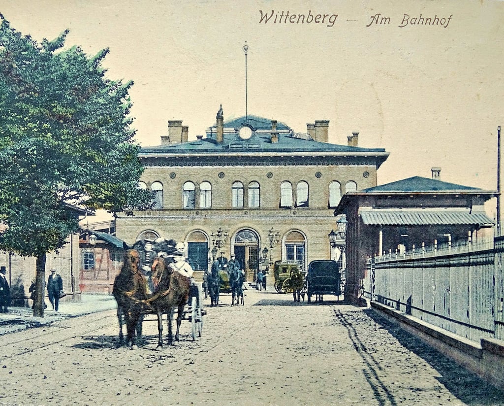 Der damals „neue Bahnhof“ von Wittenberg auf einer Postkarte um die Zeit des Ersten Weltkriegs, gut sichtbar ist die Uhr oben am Empfangsgebäude. Im Februar 1926 streikten die Uhren der Bahn – das soll auch heute noch vorkommen. 