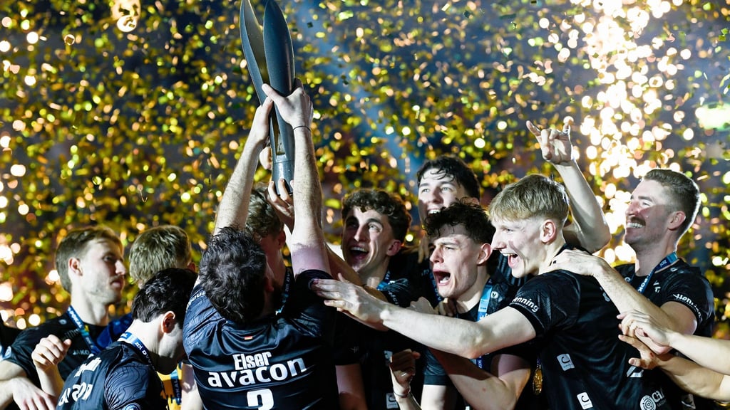 Im Konfetti-Regen reckt SVG-Kapitän Jesse Elser den Pokal in die Höhe.