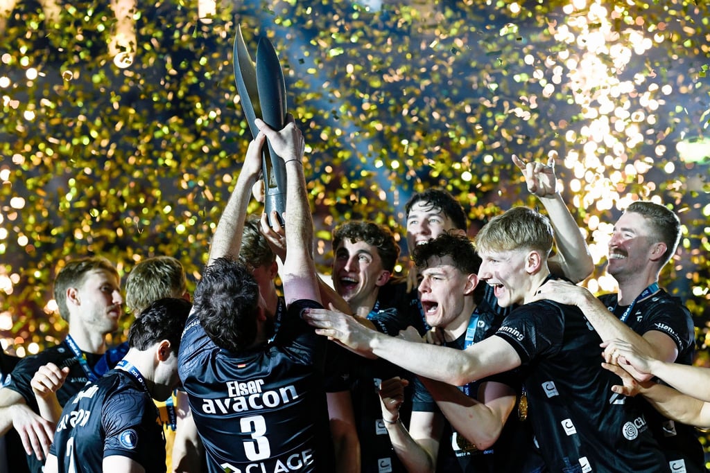 Im Konfetti-Regen reckt SVG-Kapitän Jesse Elser den Pokal in die Höhe.