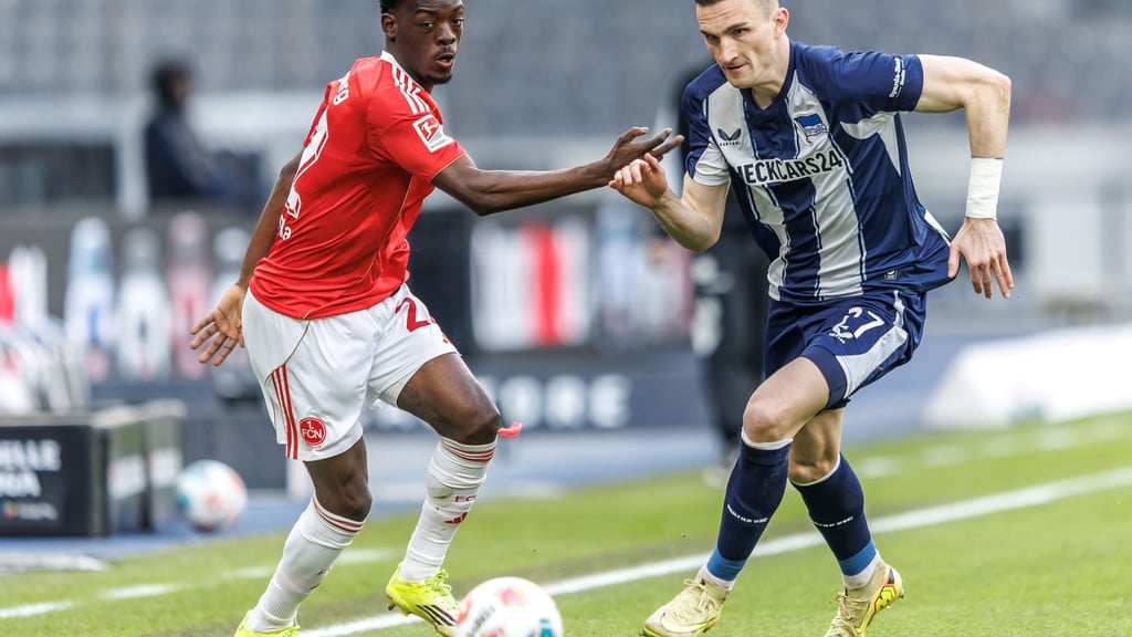 Nürnbergs Rabby Nzingoula im Zweikampf mit Herthas Niklas Kolbe.