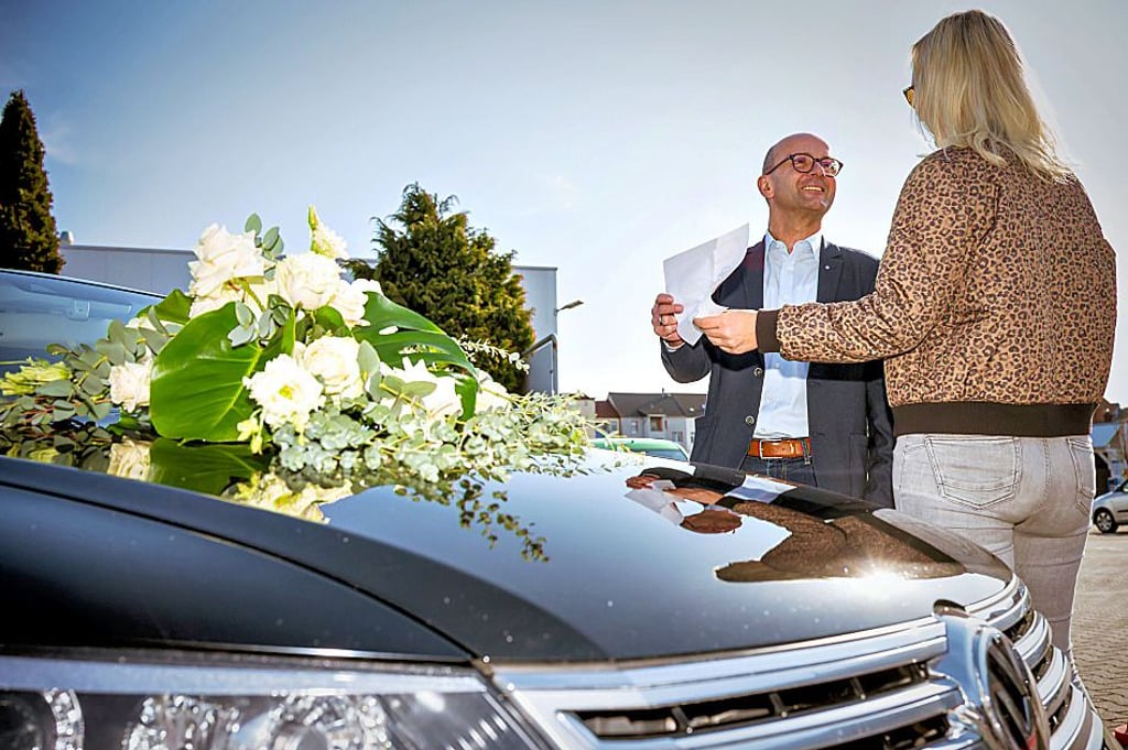  Verkaufsberater Peter Kühn erklärt am VW Phaeton den Besuchern, wie einfach es ist, ein Hochzeitsauto zu mieten.  Auch ein VW Beatle Cabrio ist im Angebot.