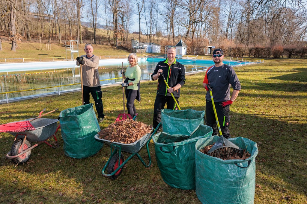 lko Neuber, Monika Emmerlich, Dirk Kaufmann und Jahn Mehlhorn (v.l.) haben sich am Samstag im Waldbad Kayna eingefunden, um das Areal aus dem Winterschlaf zu holen. Auf dem Plan standen unter anderem die Beseitigung von Laub und die Dachrinnenreinigung.