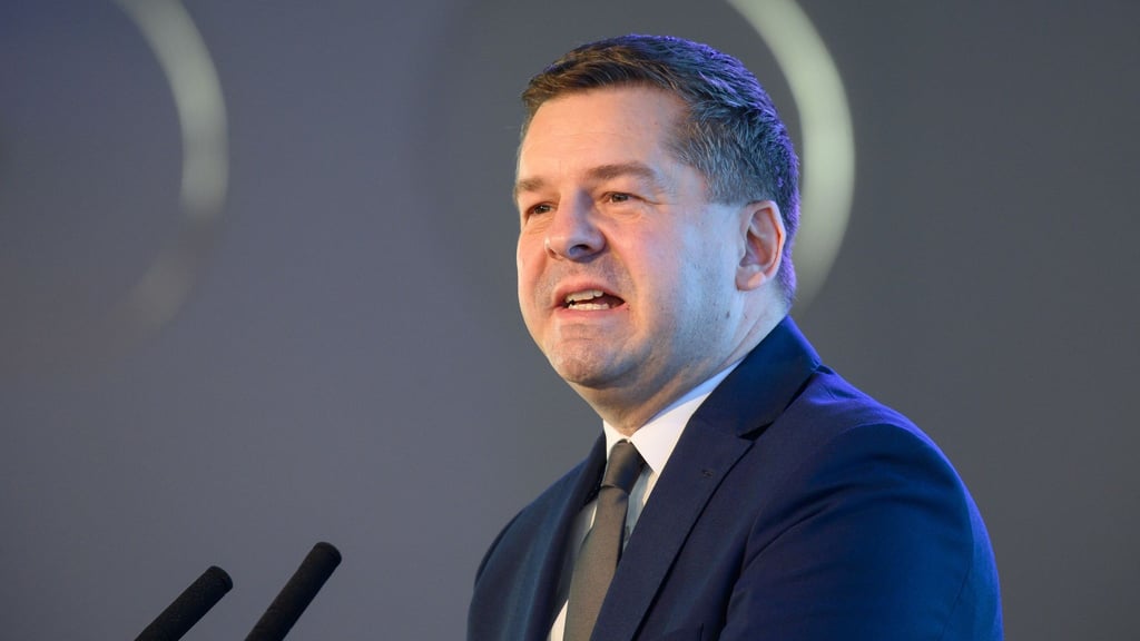 Ministerpräsident Sven Schulze (CDU)&nbsp;verteidigt Pflichtarbeit für Asylbewerber.&nbsp;