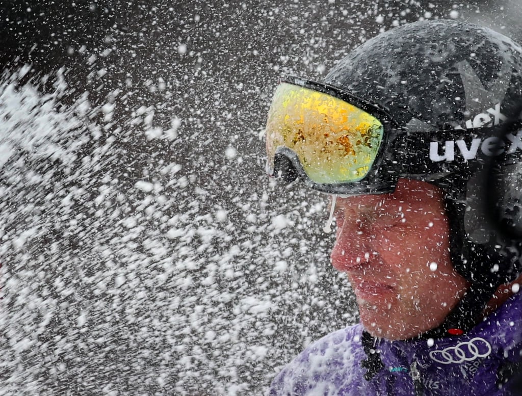 Romed Baumann bekommt in Garmisch eine Schampusdusche verabreicht.
