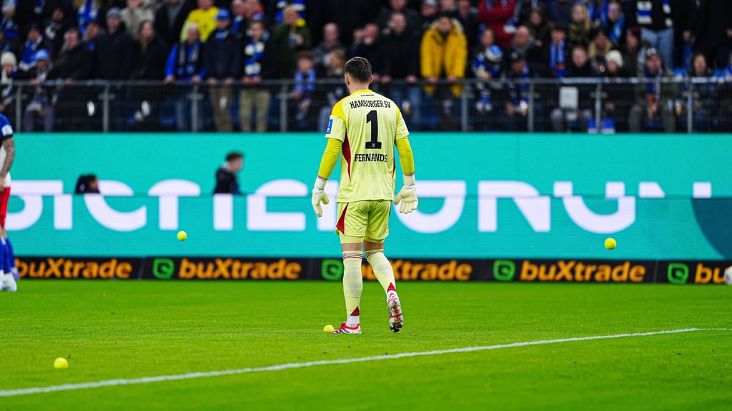 Räumkommando: Heuer Fernandes &amp; Co. mussten zunächst die Tennisbälle vom Rasen räumen.