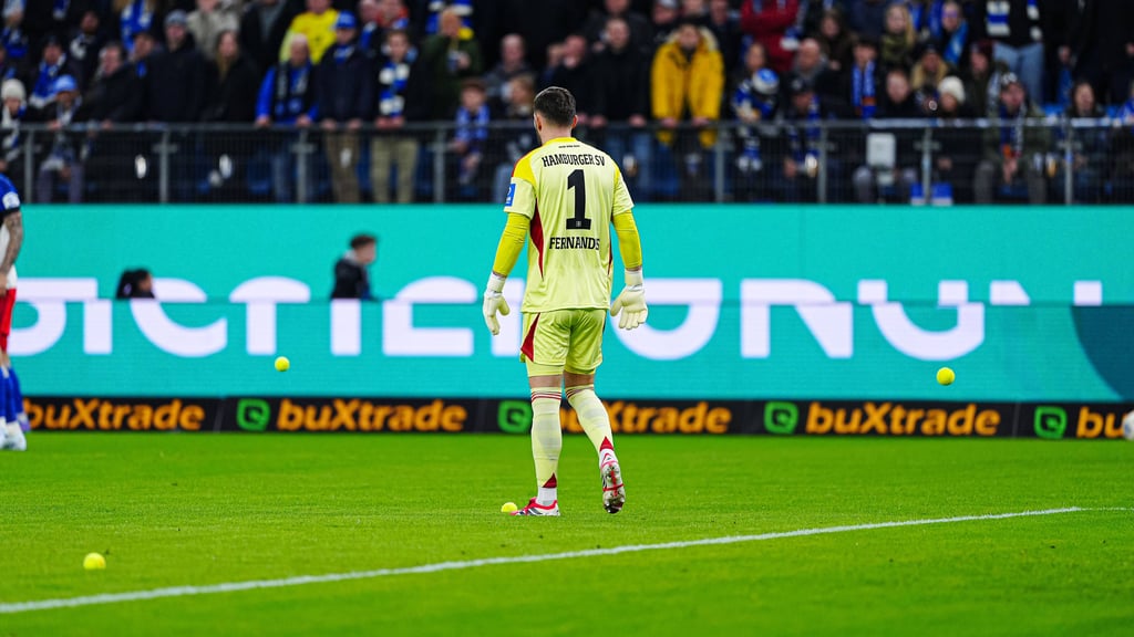 Räumkommando: Heuer Fernandes & Co. mussten zunächst die Tennisbälle vom Rasen räumen.