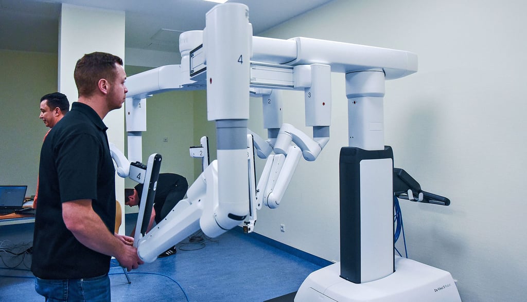 Finetuning für „Da Vinci“: Ein Mitarbeiter der Herstellerfirma Intuitive testet die Funktionsfähigkeit eines der künftigen Operationsarme. 