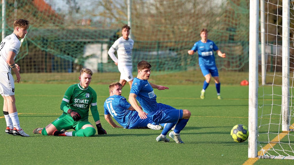 Das Glück hatten sich die Fortunen am Sonnabend nicht erarbeitet: Arne Gerstner und  Patrick Thon (v.) blieb ein zweiter Treffer gegen Sangerhausen verwehrt