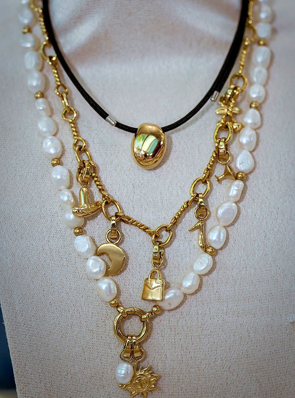  Derzeit sehr beliebt bei Bräuten: Perlenketten zum Hochzeitskleid. Hier von Victoria Schmuck, angeboten von Yvonne Himmel aus Querfurt