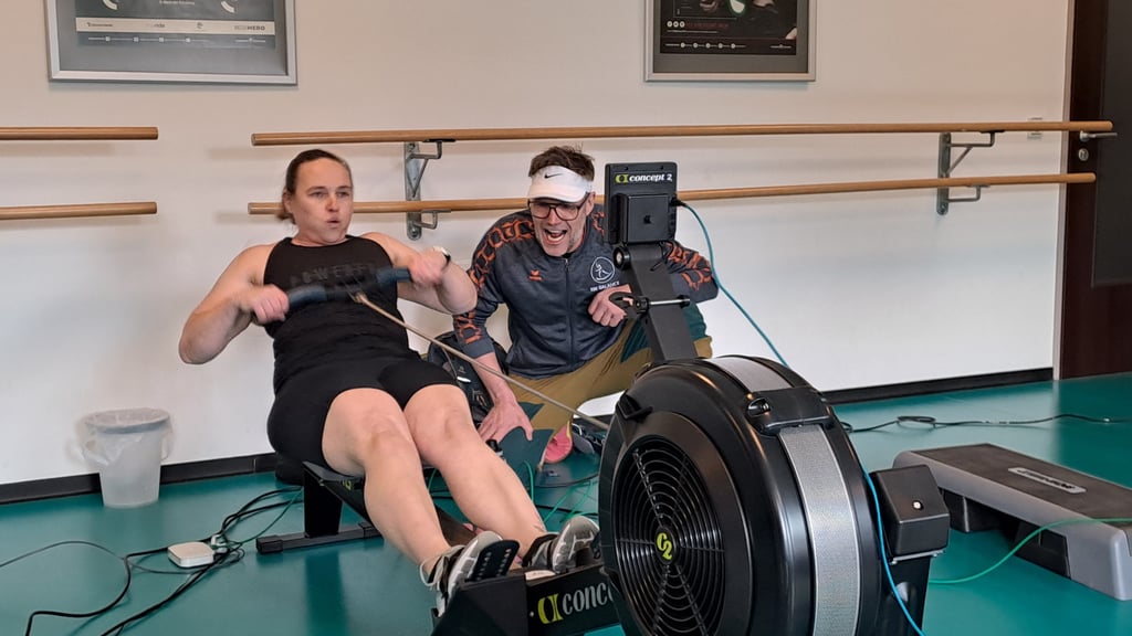 Jenny Spott während des Finales der Indoor-Rowing-Weltmeisterschaft. Innerhalb einer Minute musste sie so viele Meter wie möglich zurücklegen. Angefeuert wurde sie in Blankenburg von Zuschauern und ihrem Trainer Marcel Hacker.