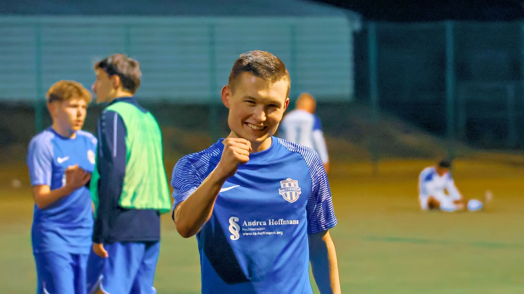 Der Hettstedter Siegtorschütze  Tom Wienholz präsentiert die Siegerfaust.