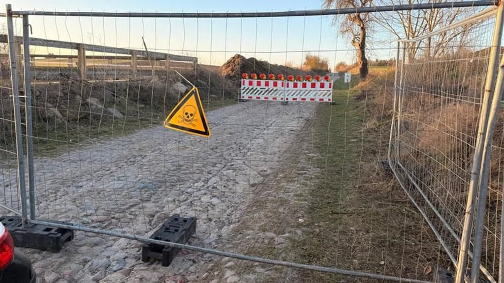 Nachdem auf einem Weg in der SalzwedlerOrtschaft Cheine Quecksilber auf der Straße gefunden wurde, haben sich Anwohner mit einem Warnschild beholfen, nachdem die offizielle Absperrung von Unbekannten aggeräumt wurde.&nbsp;&nbsp;