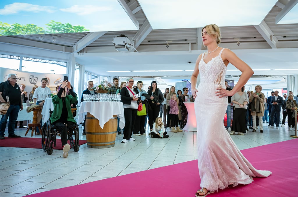 Brautkleider und mehr: Auf der Hochzeitsmesse im Autohaus Possögel in Naumburg gab es am Sonnabend alles rund um den schönsten Tag. 