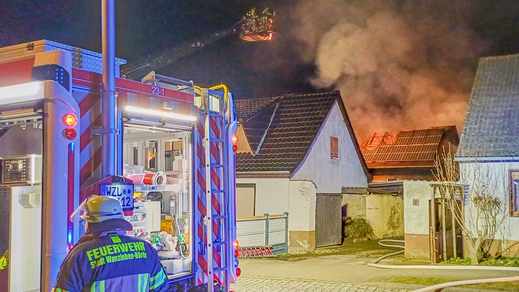 Auch das Drehleiterfahrzeug aus Wanzleben kam bei der Brandbekämpfung in Domersleben zum Einsatz.