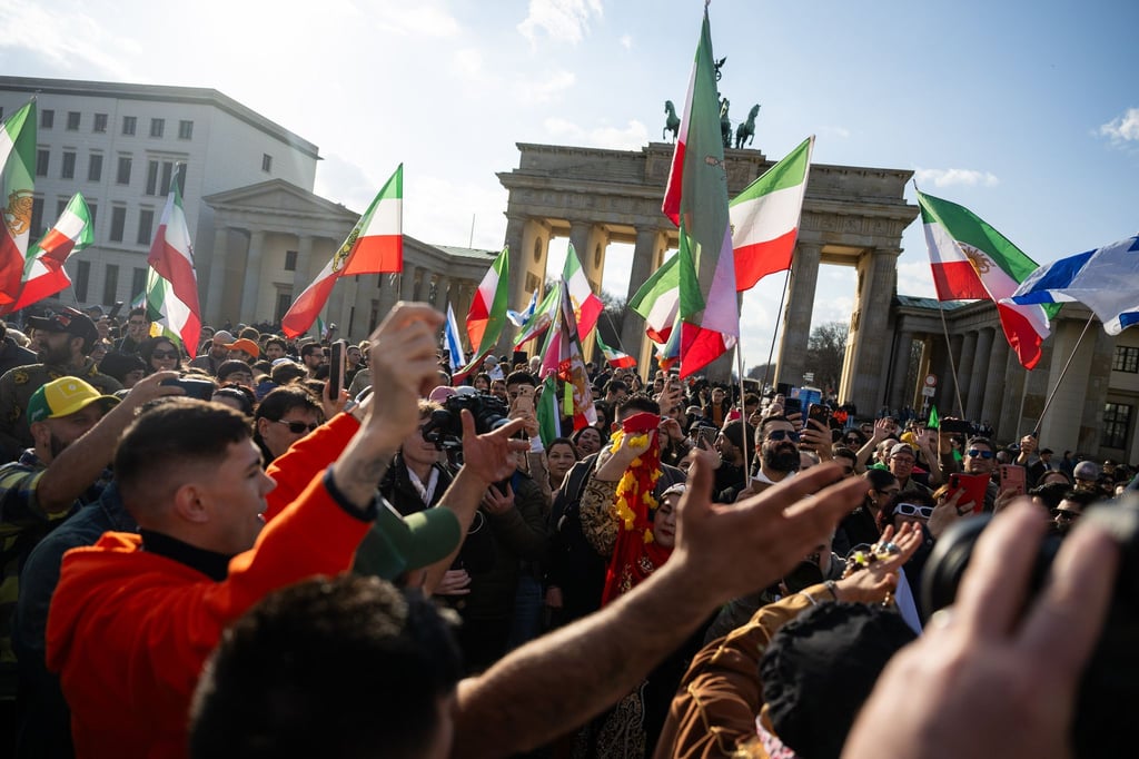 Menschen jubeln bei der Demonstration am Brandenburger Tor.