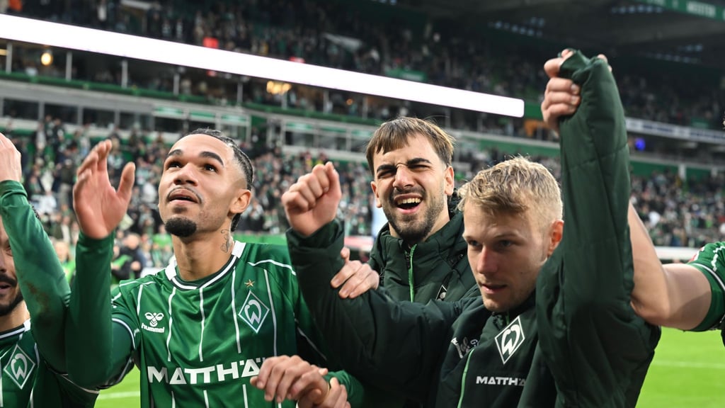 Durften sich endlich wieder feiern lassen: Werders Torschütze Jovan Milosevic (M) mit Justin Njinmah (l) und Marco Grüll