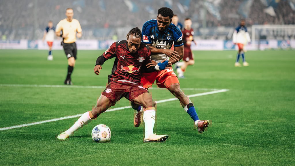 RB-Torschütze Yan Diomande im Zweikampf mit Hamburgs Philip Otele (r.)