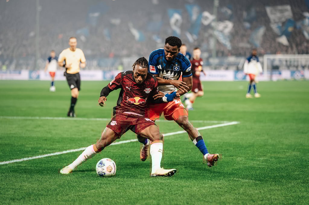 RB-Torschütze Yan Diomande im Zweikampf mit Hamburgs Philip Otele (r.)