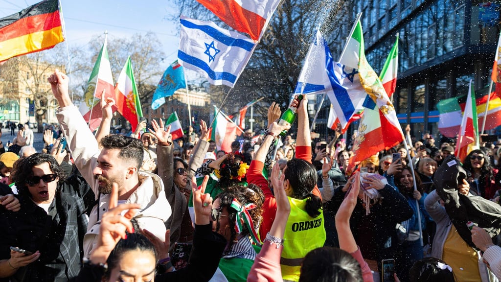 Neben der früheren iranischen wurden auch israelische und andere westliche Flaggen gezeigt.