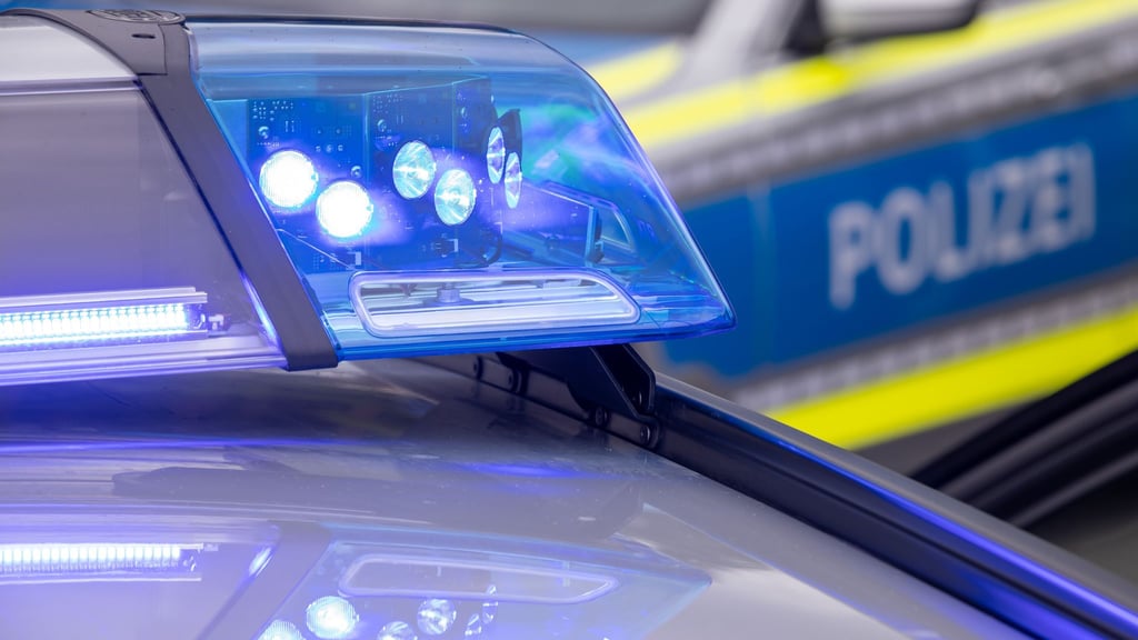 Die Polizei in Halle ermittelt zu einem blutigen Streit mit einem Messer und mehreren Verletzten.