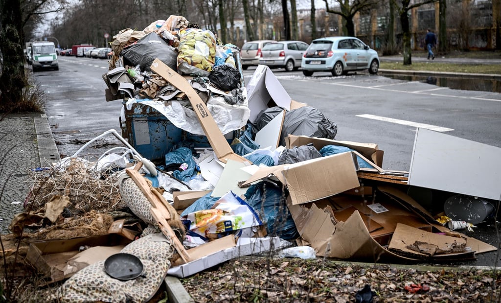 Viele Menschen in Berlin finden es normal, ihren Müll einfach auf die Straße oder den Bürgersteig zu werfen.