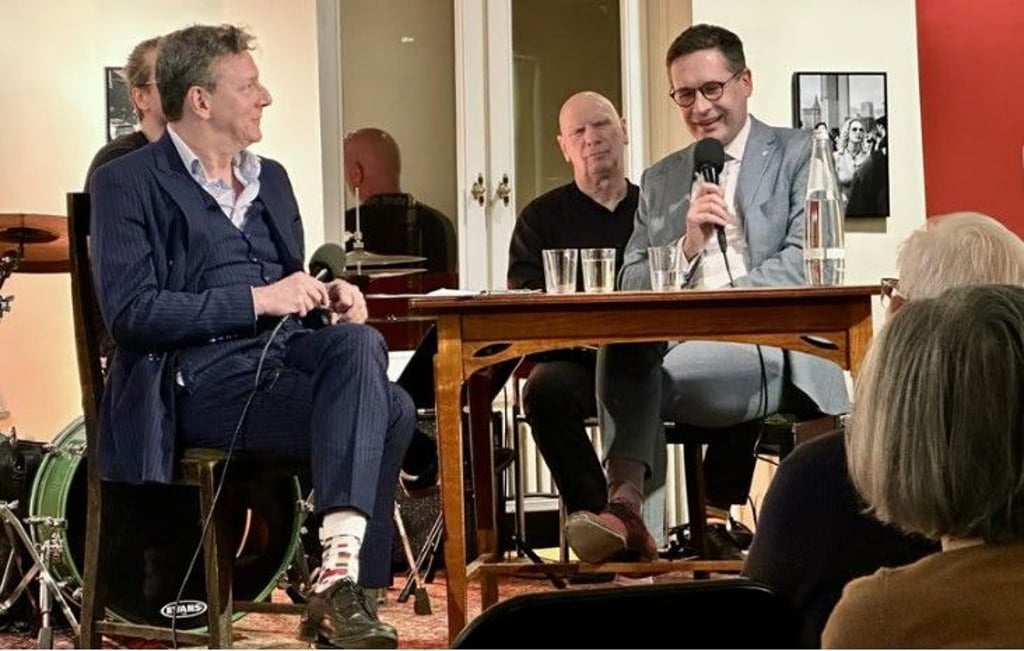 Halles Oberbürgermeister Alexander Vogt (rechts) plauderte im Literaturhaus mit Alexander Suckel.