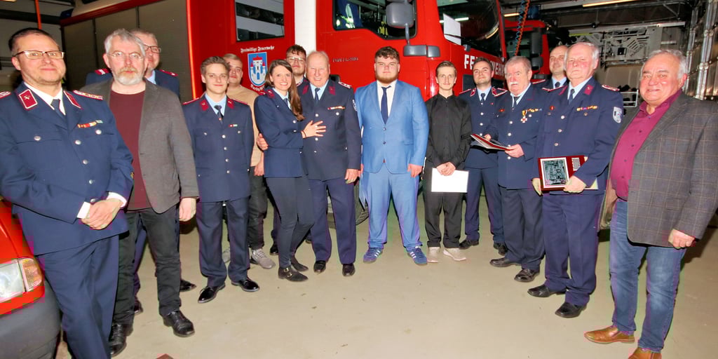 Zahlreiche Kameraden zeichnete Ortswehrleiter Jens Kirchhoff (l.) aus oder konnte sie nach Abschluss von Ausbildungslehrgängen befördern. In Richtung Stadtverwaltung übte er Kritik.