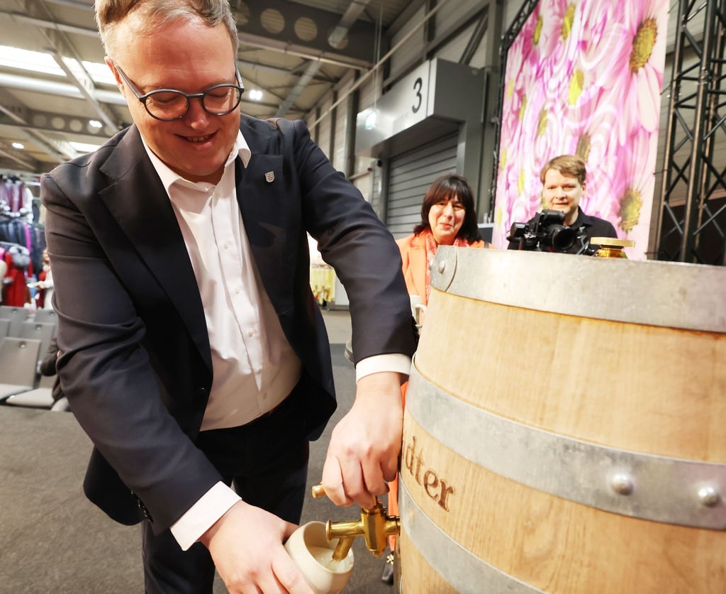 Thüringens Ministerpräsident Mario Voigt schlug bei der „Thüringen-Ausstellung“ ein Bierfass an.