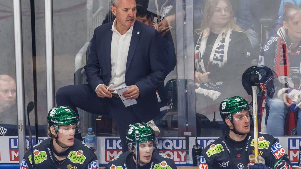 Coach Serge Aubin (oben) und die Eisbären Berlin müssen gegen Bremerhaven eine Heimniederlage hinnehmen.