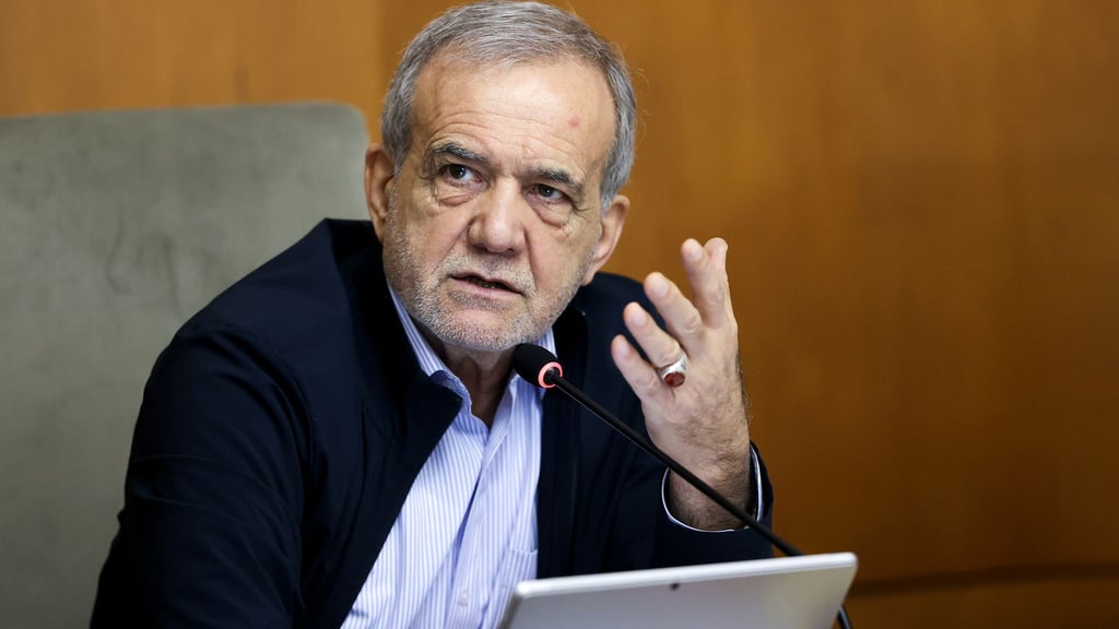 Präsident Peseschkian soll Teil des dreiköpfigen Rats sein, der den Iran vorübergehend führen soll. (Archivbil)