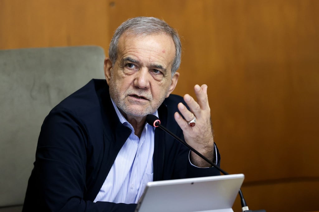 Präsident Peseschkian soll Teil des dreiköpfigen Rats sein, der den Iran vorübergehend führen soll. (Archivbil)
