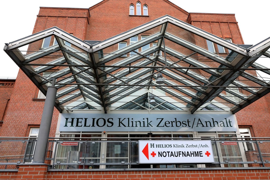 Der Landkreis Anhalt-Bitterfeld hat die Verantwortung für den Klinikbetrieb in Zerbst übernommen. (Archivbild)