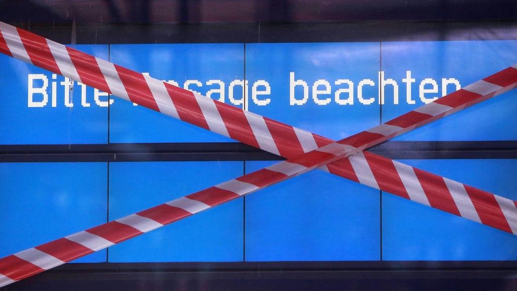 Nach einem Unglücksfall kommt es seit Sonntagmittag auf der Bahnstrecke Aschersleben – Halle zu Behinderungen und Zugausfällen.