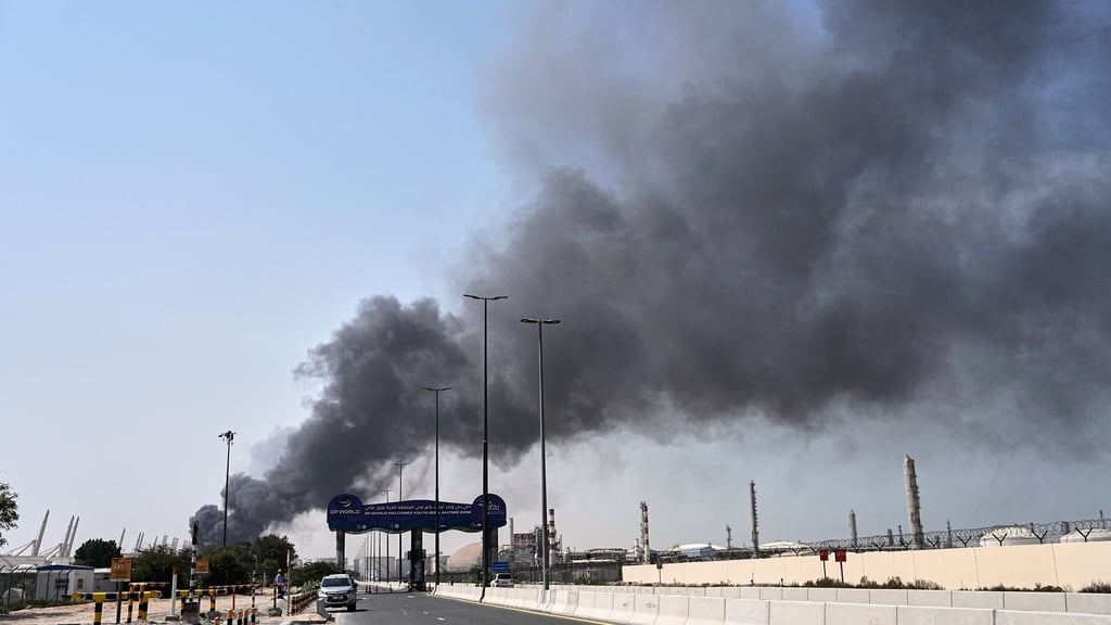 Rauch steigt auf nach iranischem Drohnenangriff im Hafengebiet von Dubai auf.