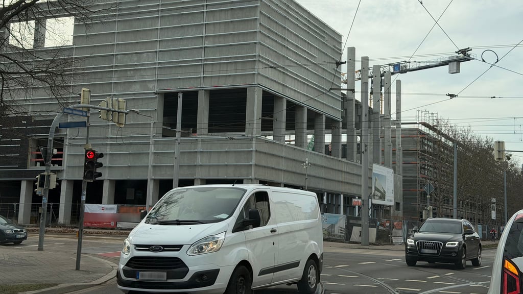 Die Bauarbeiten für die neue IGS „Willy Brandt“ an der B1 in Magdeburg laufen. Die geplante Verkehrserschließung der Schule muss dieses Jahr ausfallen.