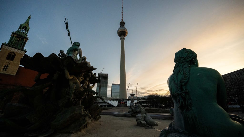 Mildes Wetter lockt heute viele Menschen nach draußen – morgens kann es regional trotzdem noch frostig werden.